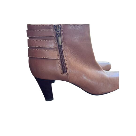 Clarks Artisan Tan Leather Ankle Booties 9M Block Heel Zip Up Classic Style - Picture 4 of 7